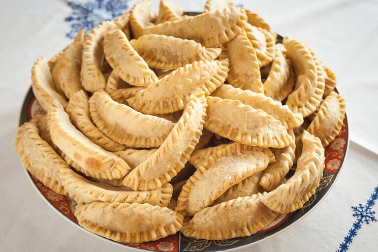 模様の入ったお皿に山積みされた、モロッコの有名な食べ物であるアーモンドペーストを生地で包んで焼いた三日月型の伝統的なお菓子「ガゼルの角(カアブ・エル・ガザル)」