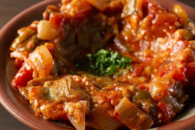 モロッコの有名な食べ物の一つで、ナスとトマトをスパイスで煮込んだ前菜の定番サラダ「ザアルーク」のクローズアップ画像