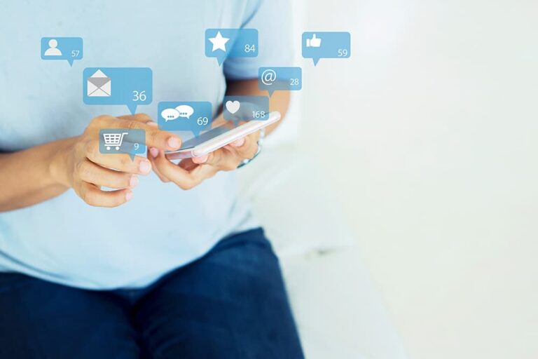 10ギガのデータ通信で利用できるSNSやメールなどのアプリを、スマートフォンで操作している様子