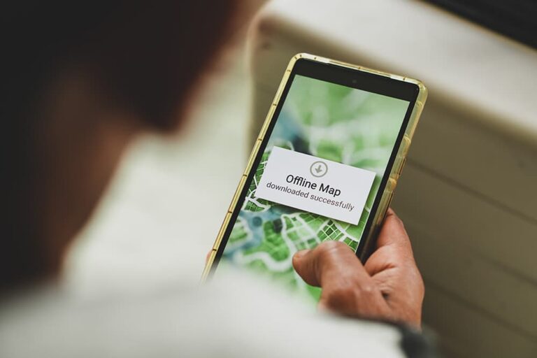 データ通信量の消費を節約するコツとして、事前にダウンロードを完了させたオフラインマップをスマートフォンで表示している様子
