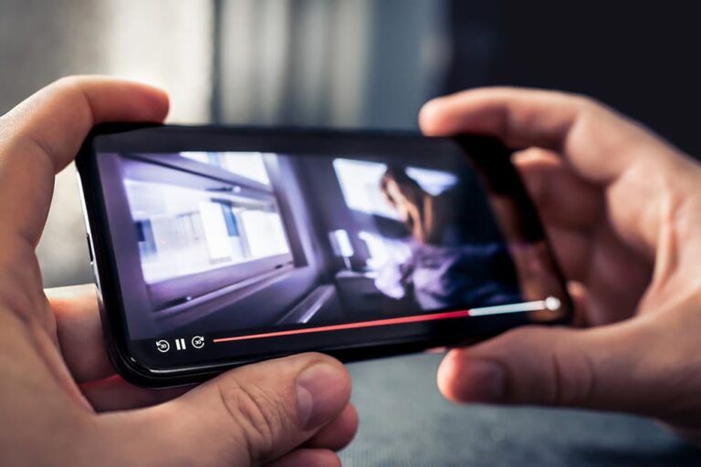 20ギガのデータ通信でどれくらい楽しめるかの目安となる、スマートフォンで動画を視聴している様子