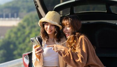 海外旅行先でスマートフォンの画面を確認する女性2人