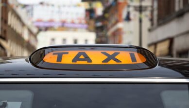 韓国の街中で利用するタクシーの屋根にあるTAXI表示