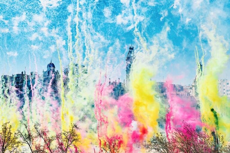バレンシアの火祭りで街の上空に広がる色鮮やかな花火と煙