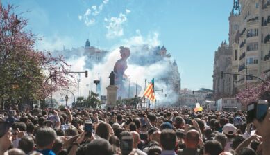バレンシアの火祭りで、爆竹の煙に包まれた街と会場を埋め尽くす観客