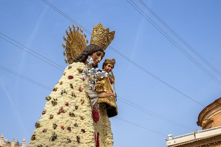 バレンシアの火祭りの献花行事で、色とりどりの花に覆われたデサンパラードスの聖母像