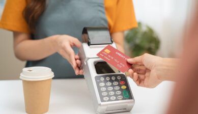 台湾の店舗でクレジットカードを決済端末にかざしてキャッシュレス支払いをしている様子