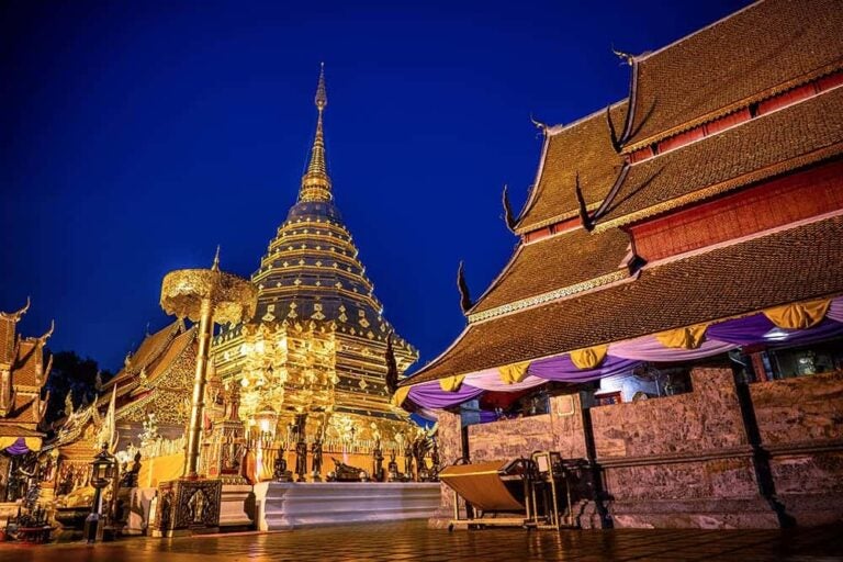 夜空に美しくライトアップされた、タイ北部の文化を象徴するチェンマイの黄金の寺院