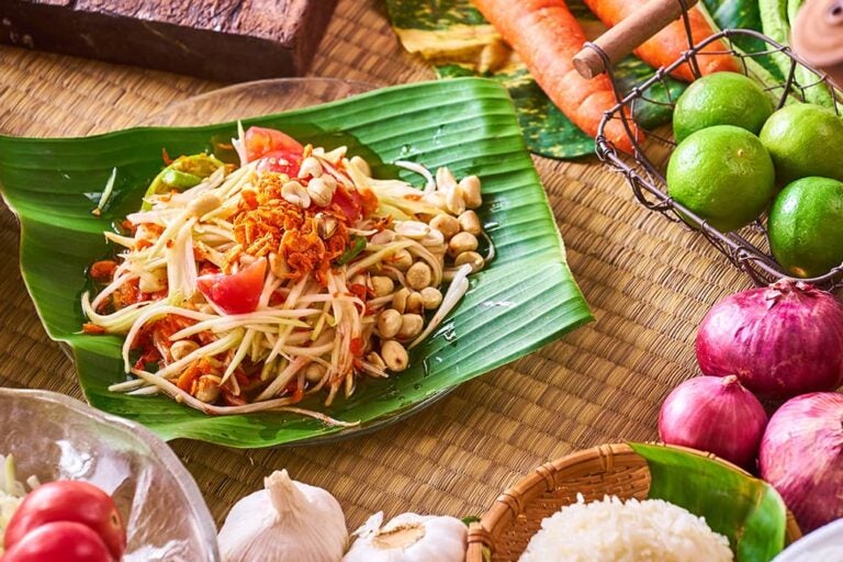 バナナの葉の上に盛り付けられたタイの代表的な食べ物「ソムタム」