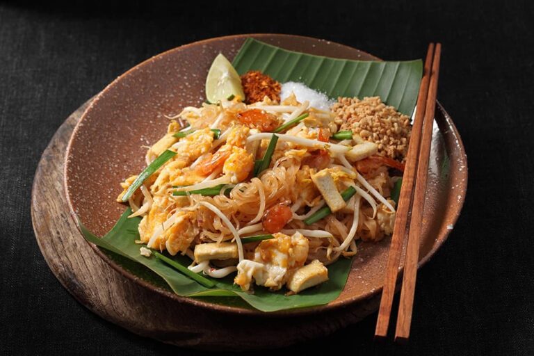 バナナの葉に盛り付けられたエビやもやし入りのタイ名物炒め麺パッタイ