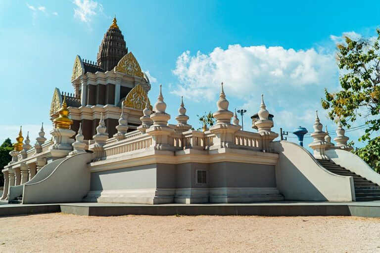 晴れ渡る青空の下に美しくそびえ立つ、タイ最大の島プーケットにある荘厳な寺院の姿