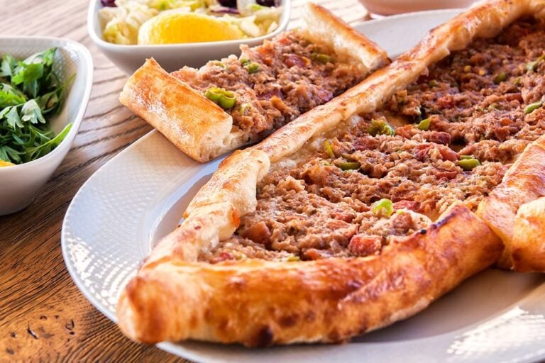 舟形の生地にひき肉や野菜などの具材をたっぷり乗せて香ばしく焼き上げた、トルコ風ピザとして親しまれる定番料理「ピデ」