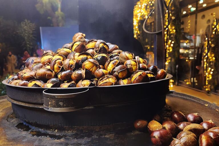大きな鉄鍋で殻が弾けるまで香ばしく焼き上げられた、トルコの街角で親しまれる冬の定番屋台料理「ケスターネ・ケバブ(焼き栗)」