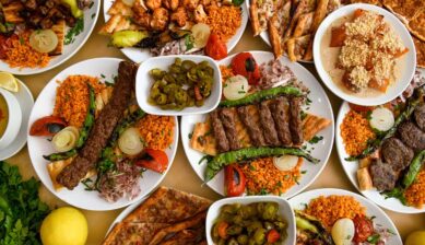 ケバブやピデなど色鮮やかな料理がテーブルいっぱいに並べられた、本場トルコで味わえる多彩な定番屋台料理の数々