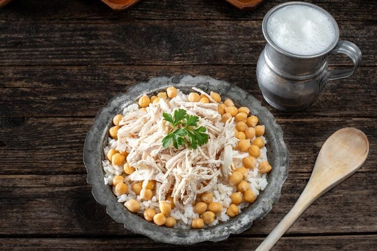 ふっくら炊き上がったご飯にひよこ豆とほぐした鶏肉をたっぷり乗せた、トルコの定番屋台料理「タヴック・ピラウ」とヨーグルト飲料のアイラン