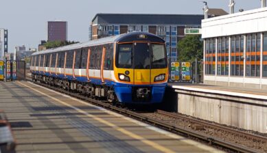 ヨーロッパ鉄道の旅を象徴する、晴天のイギリス・ロンドンの駅に停車中の列車