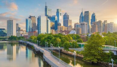 ニューヨークからの日帰り旅行先として人気を集める都市の美しいスカイラインと緑豊かな風景