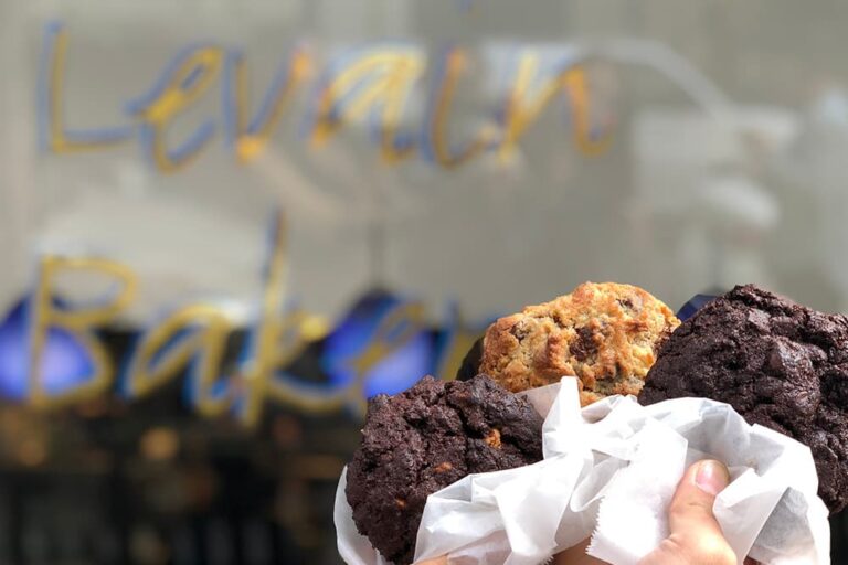 Levain Bakery(ルヴァン・ベーカリー)の店舗前で手に持つ、ニューヨーク名物の大きく食べ応えのあるチョコレートクッキー