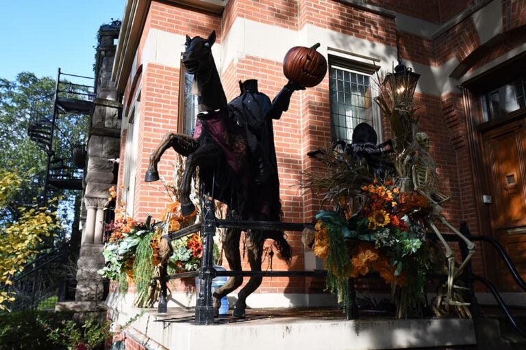 スリーピー・ホロウの街角に飾られた首なし騎士とジャック・オー・ランタンのハロウィンデコレーション