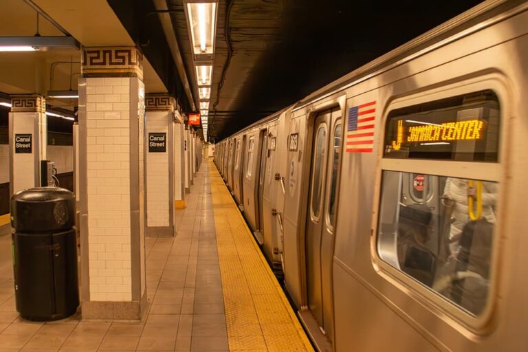 ニューヨーク地下鉄のキャナル・ストリート駅ホームに停車するジャマイカ・センター行きの列車