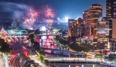 オーストラリアでのディワリ（光の祭典）の華やかな祝祭感を象徴する、夜空に打ち上がる花火と美しい都市の夜景を捉えたサムネイル画像