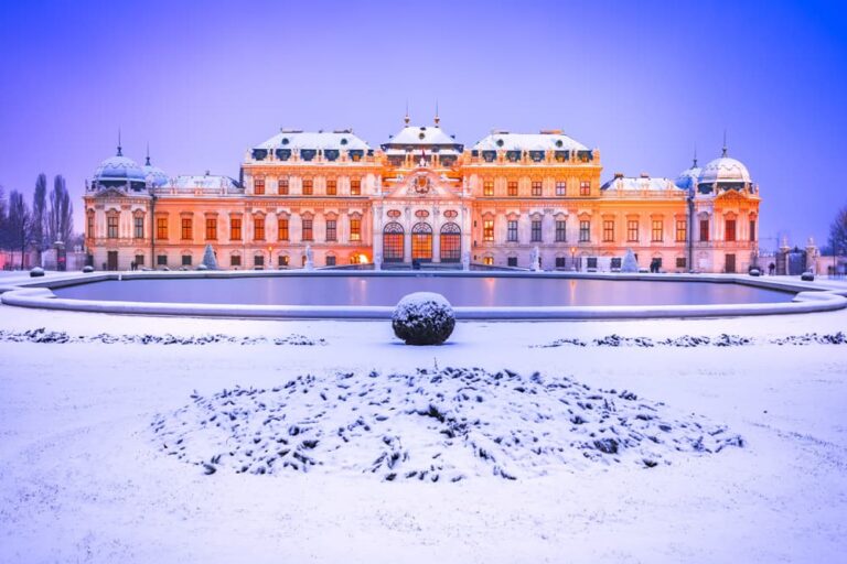 雪景色の中にライトアップされて浮かび上がるオーストリア・ウィーンのベルヴェデーレ宮殿