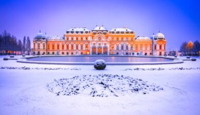 1月の海外旅行におすすめな、雪景色に包まれライトアップされたオーストリア・ウィーンのベルヴェデーレ宮殿