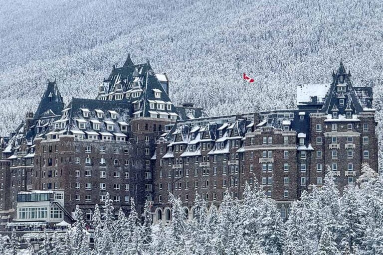 雪に覆われた針葉樹林に囲まれた、カナダ・アルバータ州のフェアモント・バンフ・スプリングス