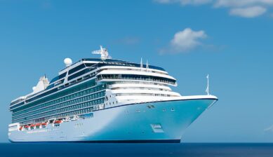 青い海を進む大型クルーズ船。高額なローミング請求を防ぎ、船内Wi-Fiの料金相場やお得なネット接続方法を解説するアイキャッチ画像