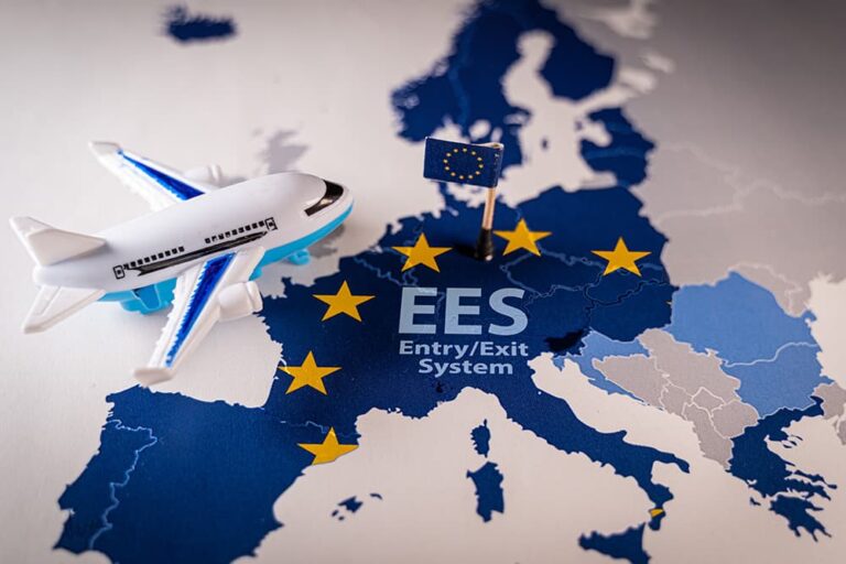 EES（欧州出入国システム）の文字が印字されたヨーロッパ地図上に飛行機の模型とEU旗が置かれた、欧州旅行における新しい出入国管理をイメージした画像
