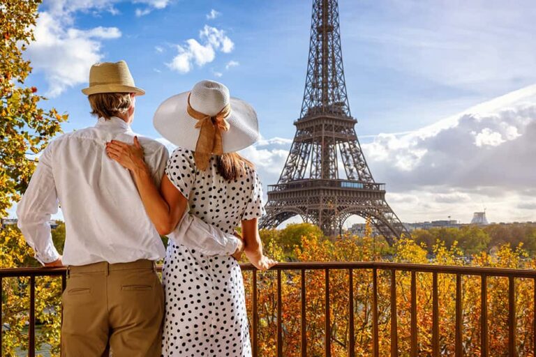 パリの象徴であるエッフェル塔を前に、新婚旅行でロマンチックな景色を満喫するカップルの後ろ姿