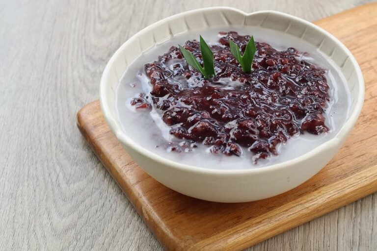バリ島ご飯の食後のデザートとして親しまれている、ココナッツミルクがかかった黒米の甘いお粥ブブールインジン
