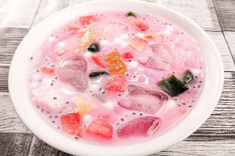 バリ島ご飯の後のデザートにぴったりな、フルーツやゼリー、氷がたっぷり入った色鮮やかなピンク色の冷たいスイーツ、エスチャンプル