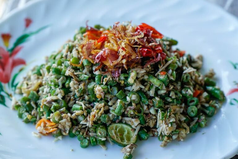 バリ島ご飯のおかずとして欠かせない、細かく刻んだインゲンなどの野菜やココナッツをスパイスで和えた伝統料理ラワール