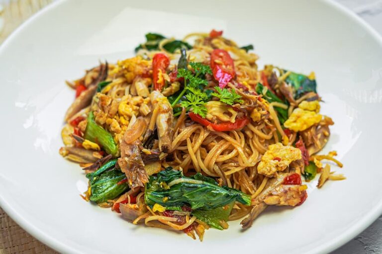 バリ島ご飯として人気の麺料理、色鮮やかな野菜や卵と一緒に炒められたミーゴレン