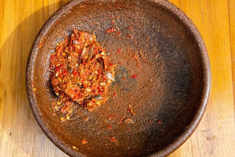バリ島の料理に欠かせない定番調味料「サンバル」。伝統的な石臼（コベッ）で唐辛子やスパイスをすり潰して作られた万能チリソース