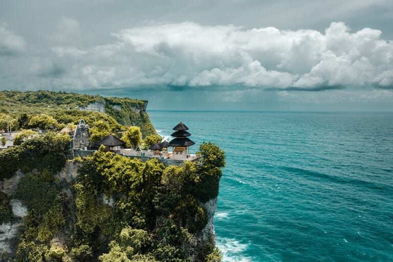 壮大な断崖絶壁の景色を楽しみたい人に人気の、バリ島ウルワツの海を見下ろす崖の上に建つ寺院風景