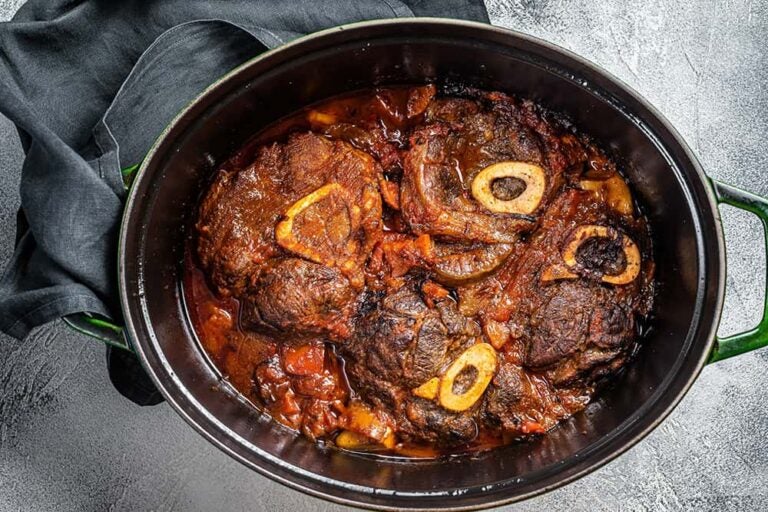 鍋の中で濃厚なソースとともにじっくり煮込まれた、骨付き仔牛すね肉の断面が特徴的なイタリア・ミラノの郷土料理オッソブーコ