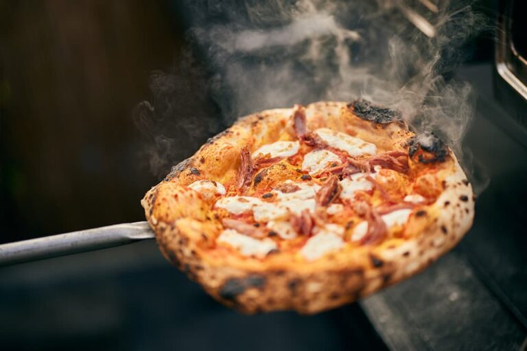 窯から出したばかりの熱々の湯気が立ち上る、ふっくらと香ばしく焼き上がった縁が特徴的なイタリア・カンパニア州ナポリ発祥の本場ナポリピザ