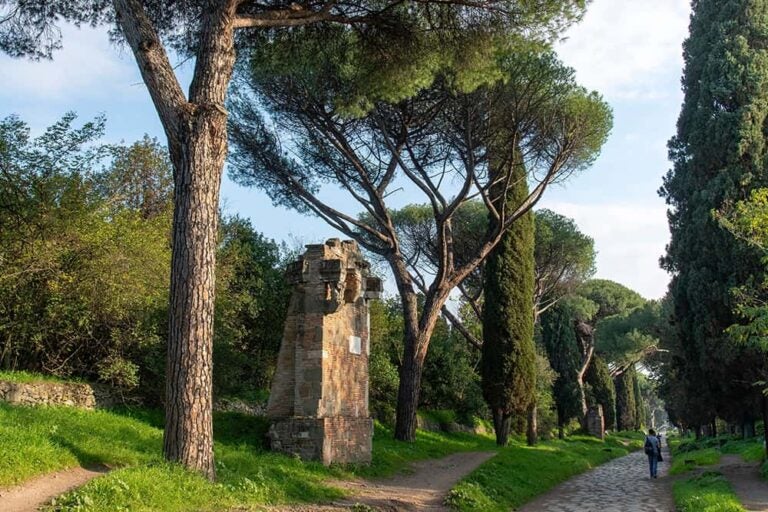 ローマ観光4日目に訪れる豊かな緑と古代の遺跡が続く旧アッピア街道の石畳の並木道