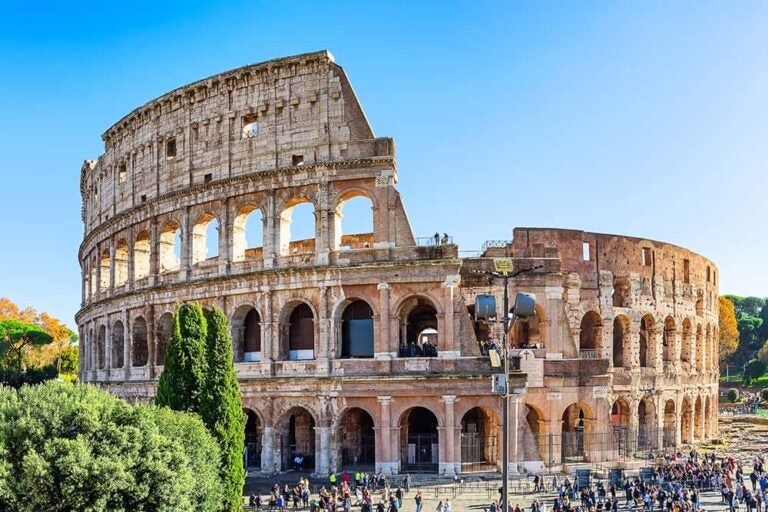 ローマ観光の1日目に訪れたい、青空に映える古代ローマの遺構コロッセオの外観