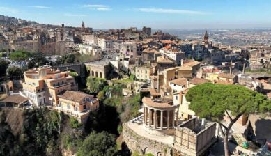 ローマ近郊の日帰り観光スポットとして人気のあるティボリの渓谷と、崖の上に佇む古代神殿遺跡および街並みの全景
