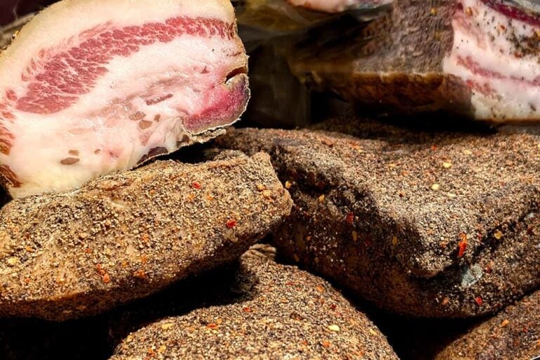 ローマ滞在中に現地で味わいたい名物食材、表面にスパイスがたっぷりとまぶされた豚肉の塩漬け熟成肉「グアンチャーレ」のブロック肉
