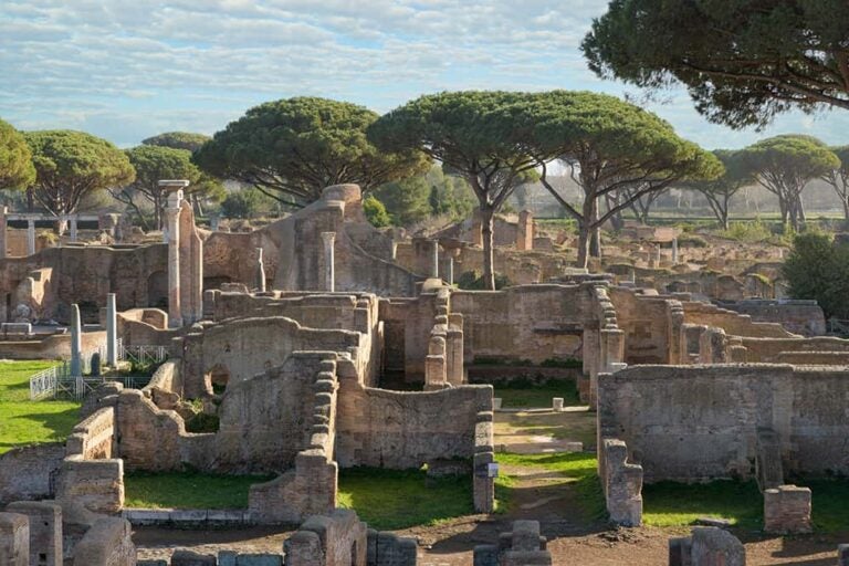 緑豊かなイタリア笠松に囲まれた、ローマ近郊のオスティア・アンティカに広がる広大な古代ローマ市街地の遺跡群