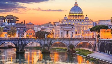 夕暮れのローマのテヴェレ川と橋、奥に見えるサン・ピエトロ大聖堂