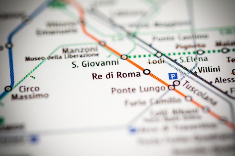 ローマ市内の主要な交通手段である地下鉄の路線図(レ・ディ・ローマ駅周辺のクローズアップ)