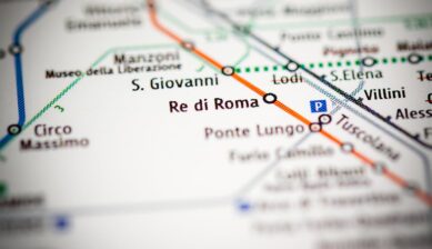ローマ市内の主要な交通手段である地下鉄・バス・トラム・タクシーを比較・解説する「移動手段ガイド」のサムネイル画像（背景は地下鉄路線図）