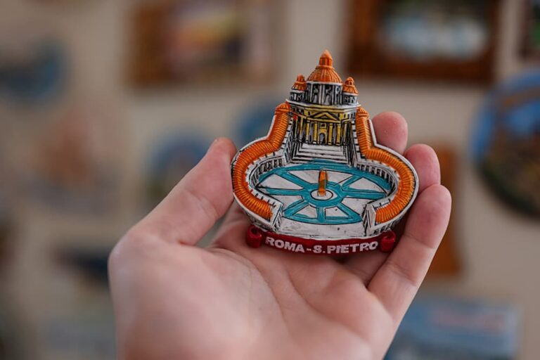ローマ観光の定番であるバチカン市国のサン・ピエトロ大聖堂と広場をモチーフにした、お土産にぴったりなマグネット