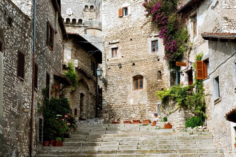 石造りの建物を彩る鮮やかな花々と、ローマ近郊セルモネータの静けさが漂う中世の石段の小道