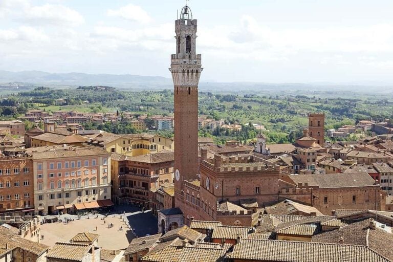 旅行日程や時間を工夫することで混雑を避けてゆったりと観光できる、イタリア・シエナのマンジャの塔と歴史ある街並みを見下ろす風景